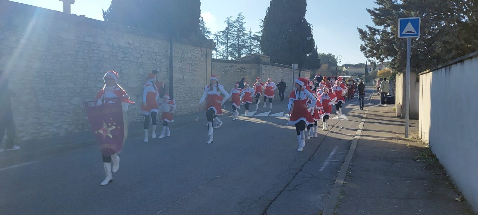 La grande parade de Noël de Saint-Laurent-des-Arbres a mis des étoiles dans les yeux des enfants