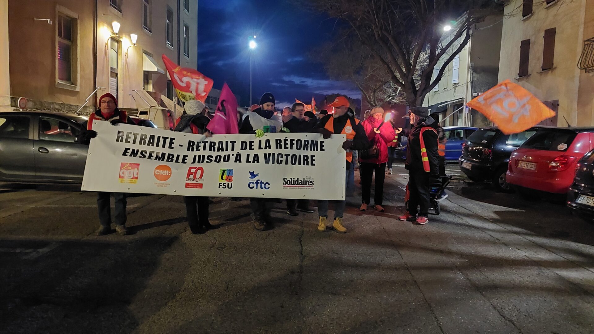 Bagnols-sur-Cèze : Une centaine de personnes réunies pour une manifestation aux flambeaux contre la réforme des retraites