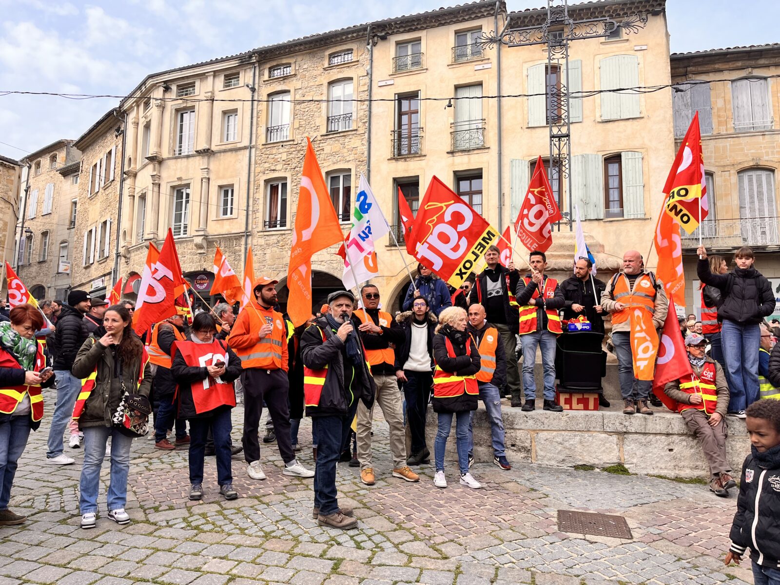 BAGNOLS/CEZE : Les manifestants sont venus en nombre en ce “mardi noir” du 7 mars