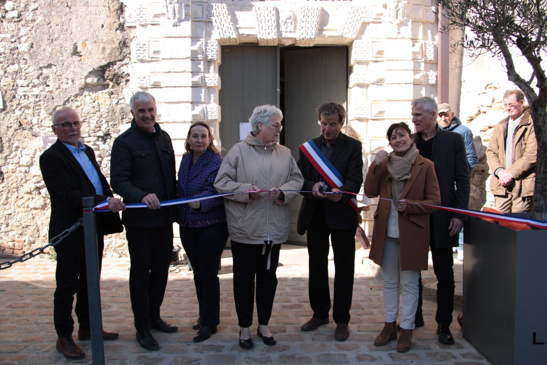 LUSSAN : Le nouveau chemin de ronde de la mairie, inauguré par la Préfète