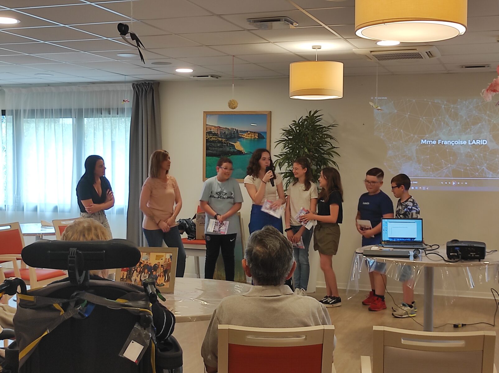Bagnols-sur-Ceze : Les jeunes du CMEJ présentent les biographies des résidents de l’EHPAD des Coquelicots