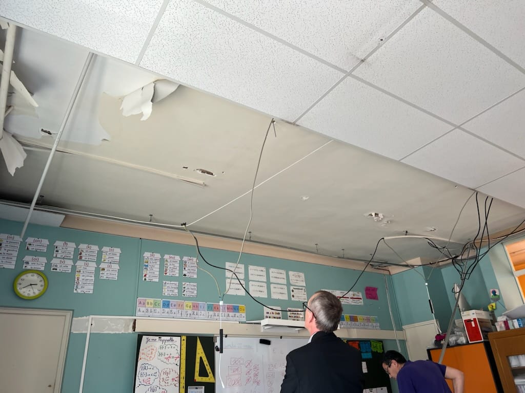 Bagnols-sur-Cèze : Après la chute d’une partie du faux plafond d’une classe de l’Ecole Jean-Jaurès, la mairie ferme l’école élémentaire et lance une grande inspection de sécurité