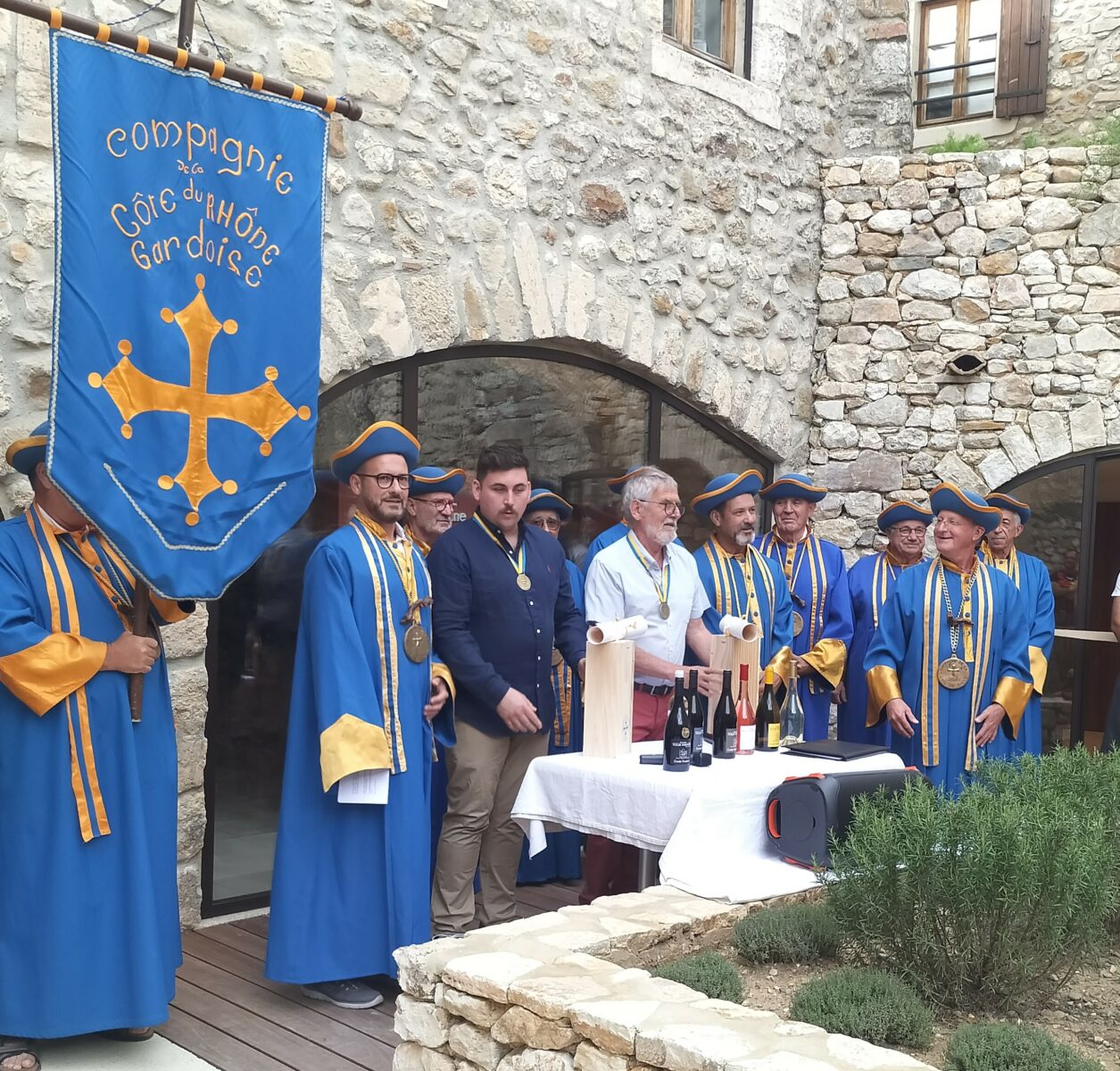 Aiguèze : Charles Bascle, maire de la commune et Esteban Ranc, restaurateur du café Chabot médaillés de la Compagnie de la Cote du Rhône Gardoise