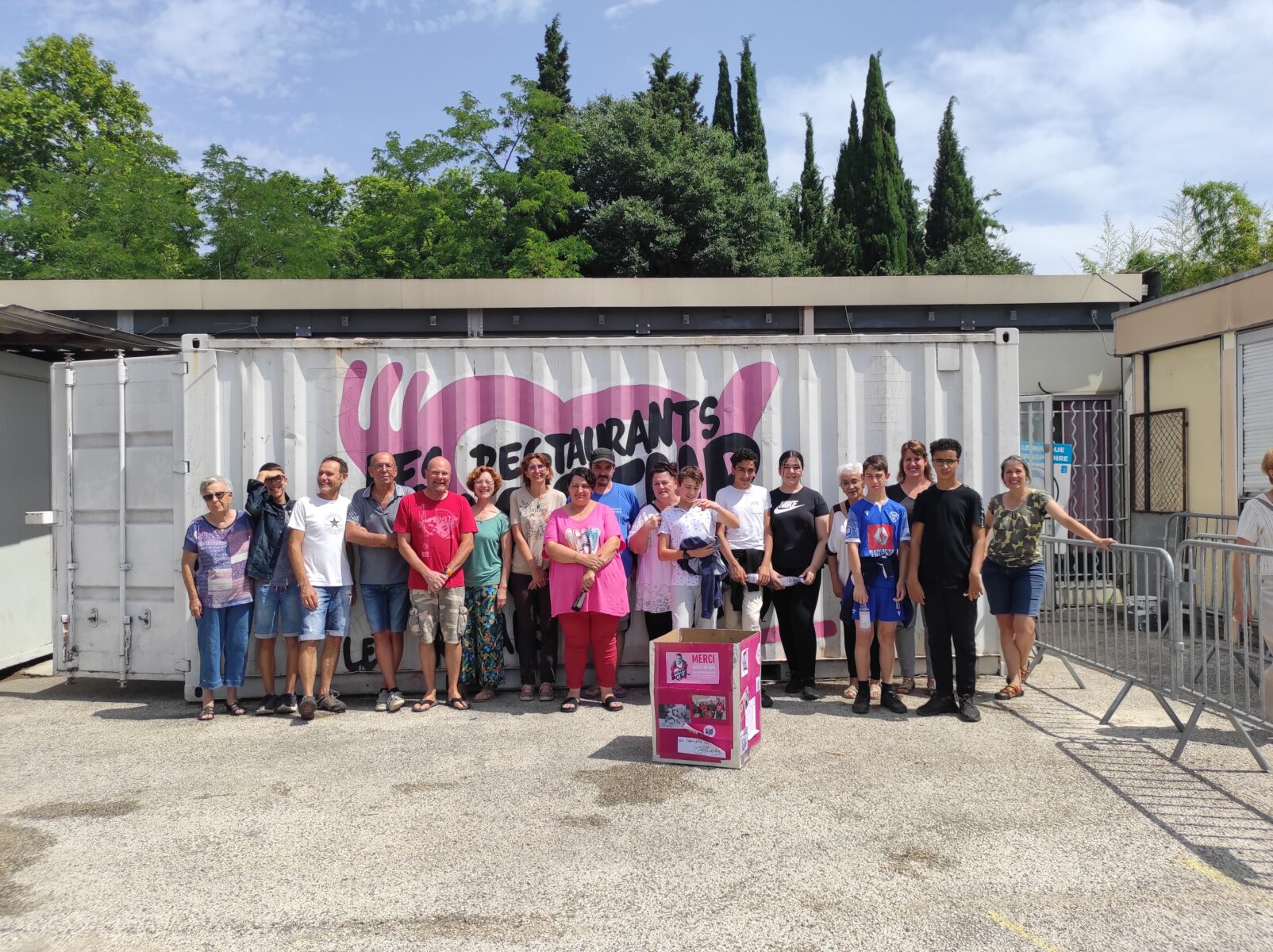 Bagnols-sur-Cèze : Cinq jeunes de l’IME des Hamelines collectent des denrées pour les Restos du Cœur et participent à une distribution