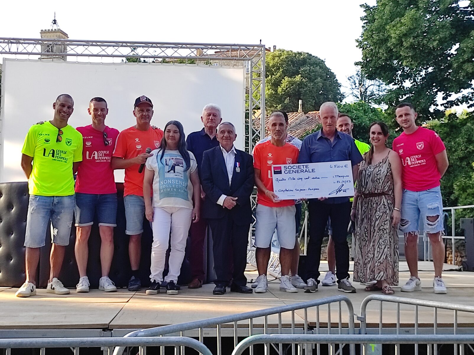 En ouverture de leur bal, les Sapeurs Pompiers de Bagnols remettent un chèque de 4500€ en faveur des pupilles