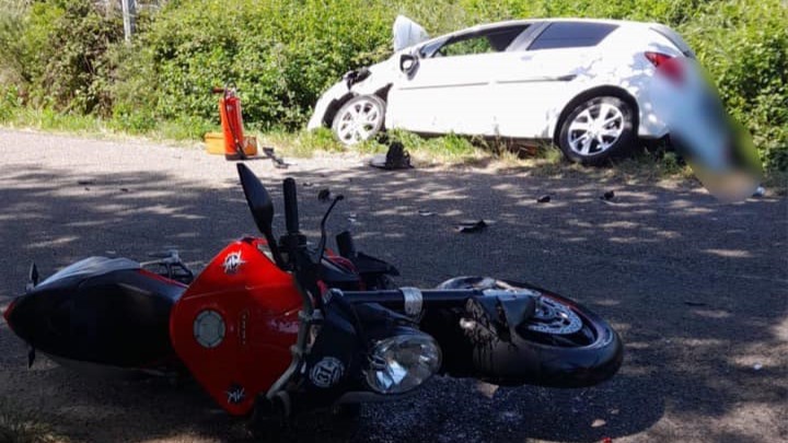 Saint-Laurent-des-Arbres : Accident entre une moto et une voiture sur la RD121, le motard héliporté à Nîmes