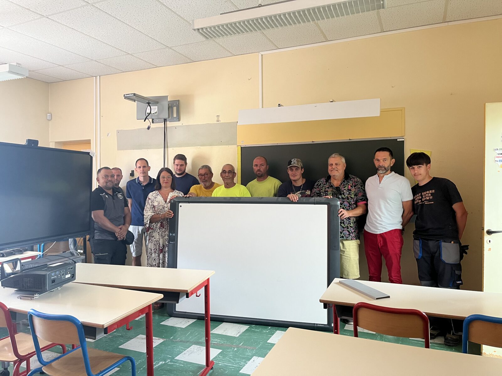 BAGNOLS-SUR-CEZE : La Ville a offert des Tableaux Blancs Interactifs aux mairies du Gard rhodanien