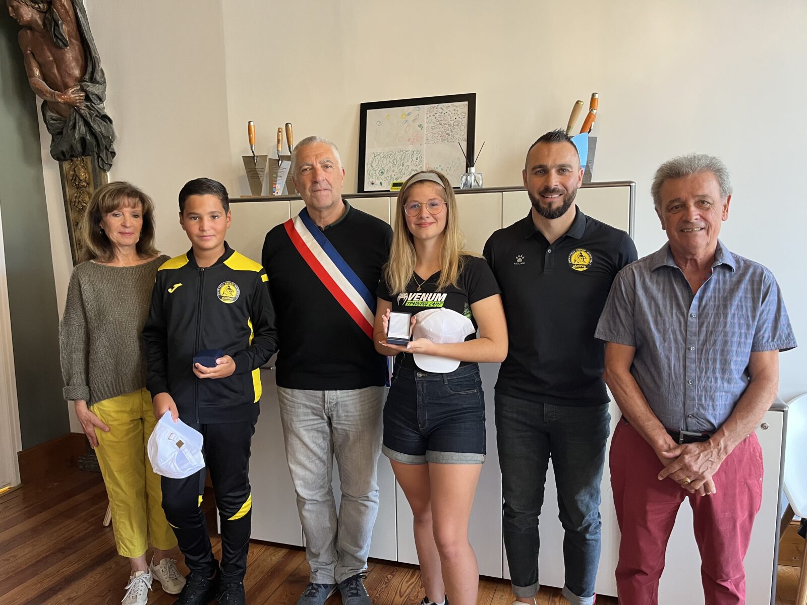 BAGNOLS/CEZE : Les deux élèves champions de France du club Indalo Muay Thai ont reçu la médaille de la Ville