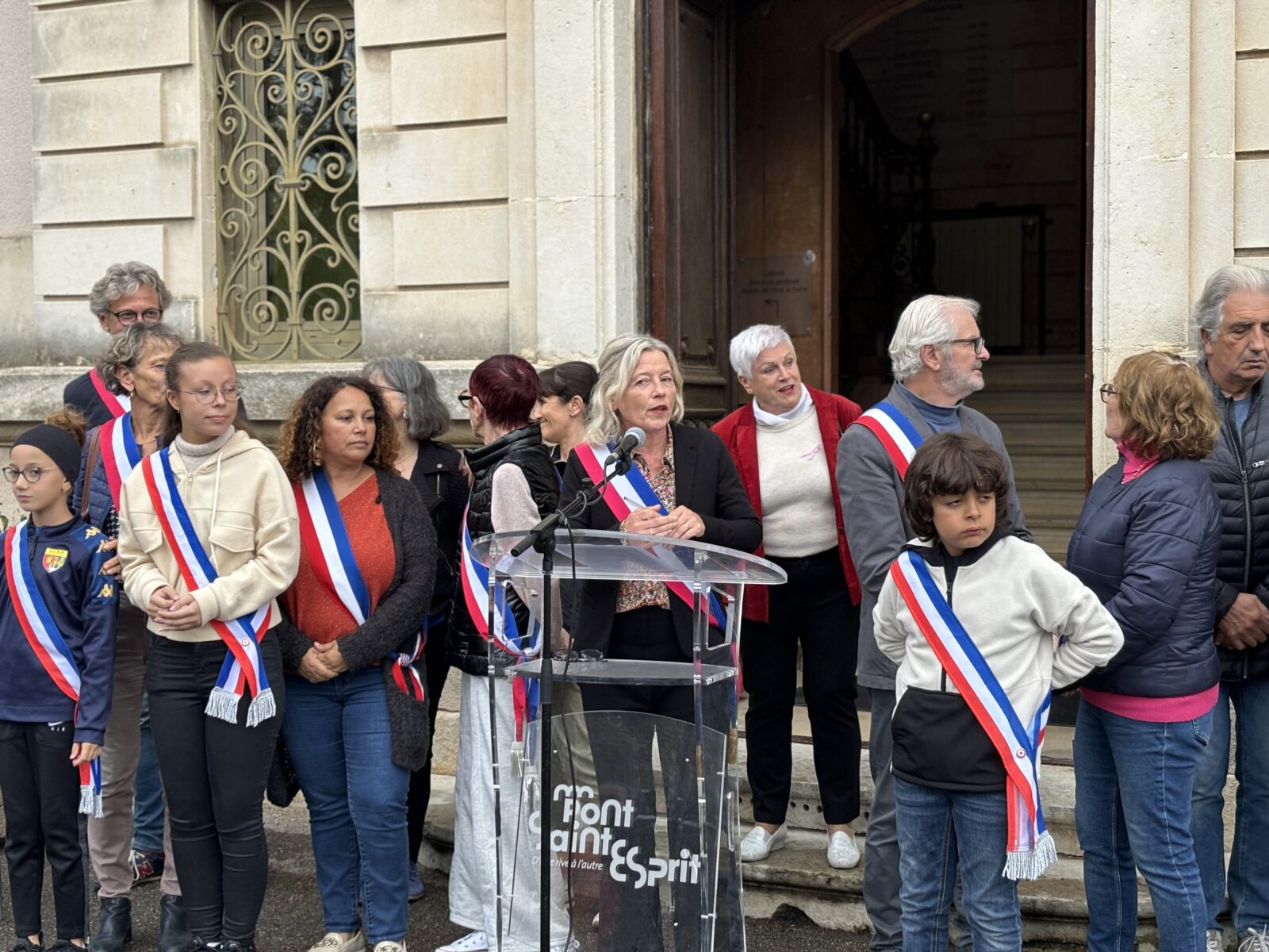 Pont Saint Esprit : Claire Lapeyronie et une centaine de spiripontains rendent hommage à Samuel Paty et Dominique Bernard