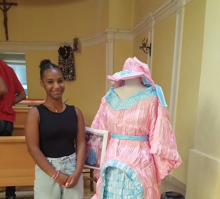 Bagnols : à l’occasion de la « Semaine Bleue », l’EHPAD Saint-Roch ouvre les portes de sa chapelle pour une exposition temporaire de robes réalisées en matériaux recyclés