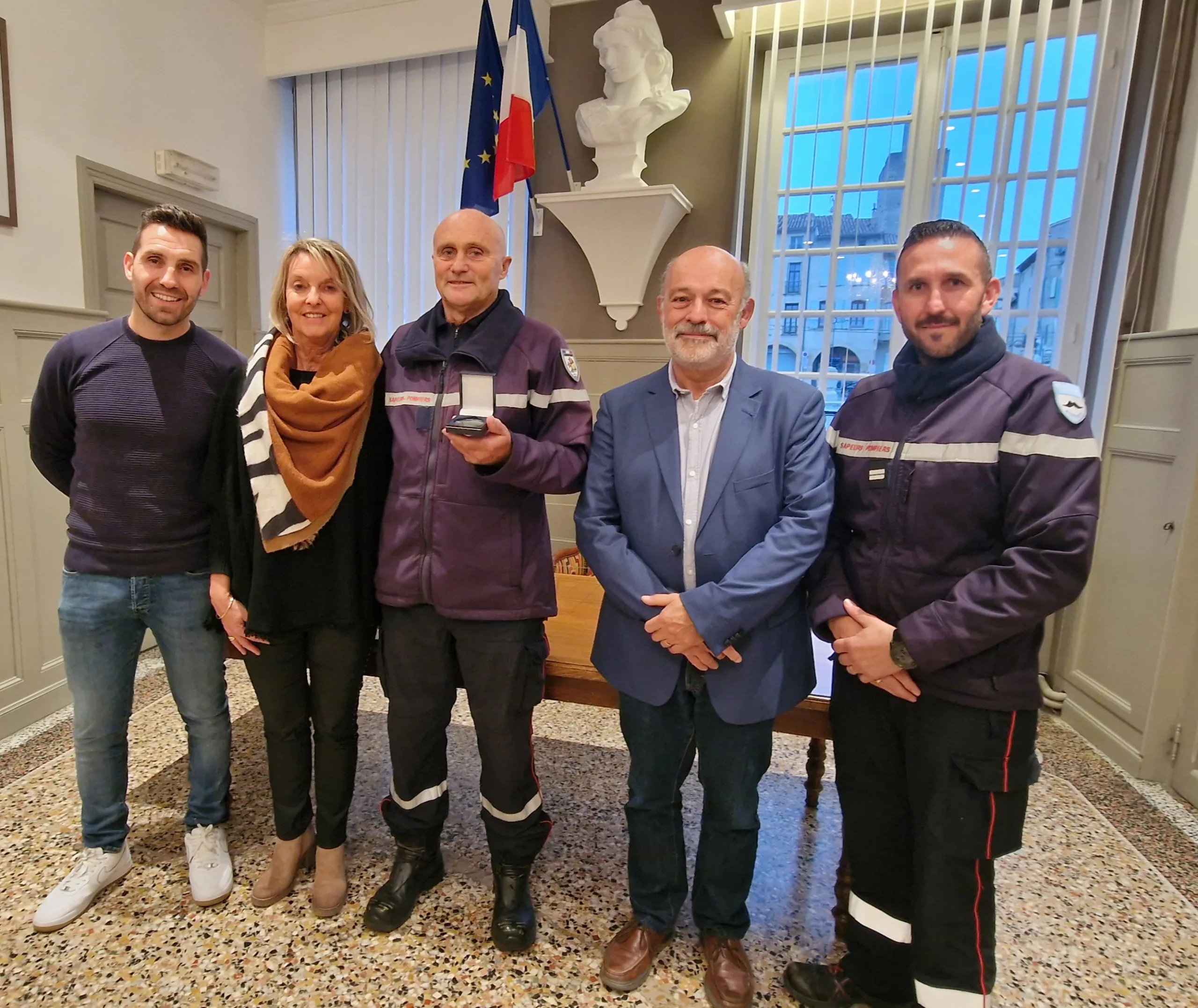 Bagnols : le sapeur-pompier volontaire Jean-Pierre Ursprung honoré par la Ville