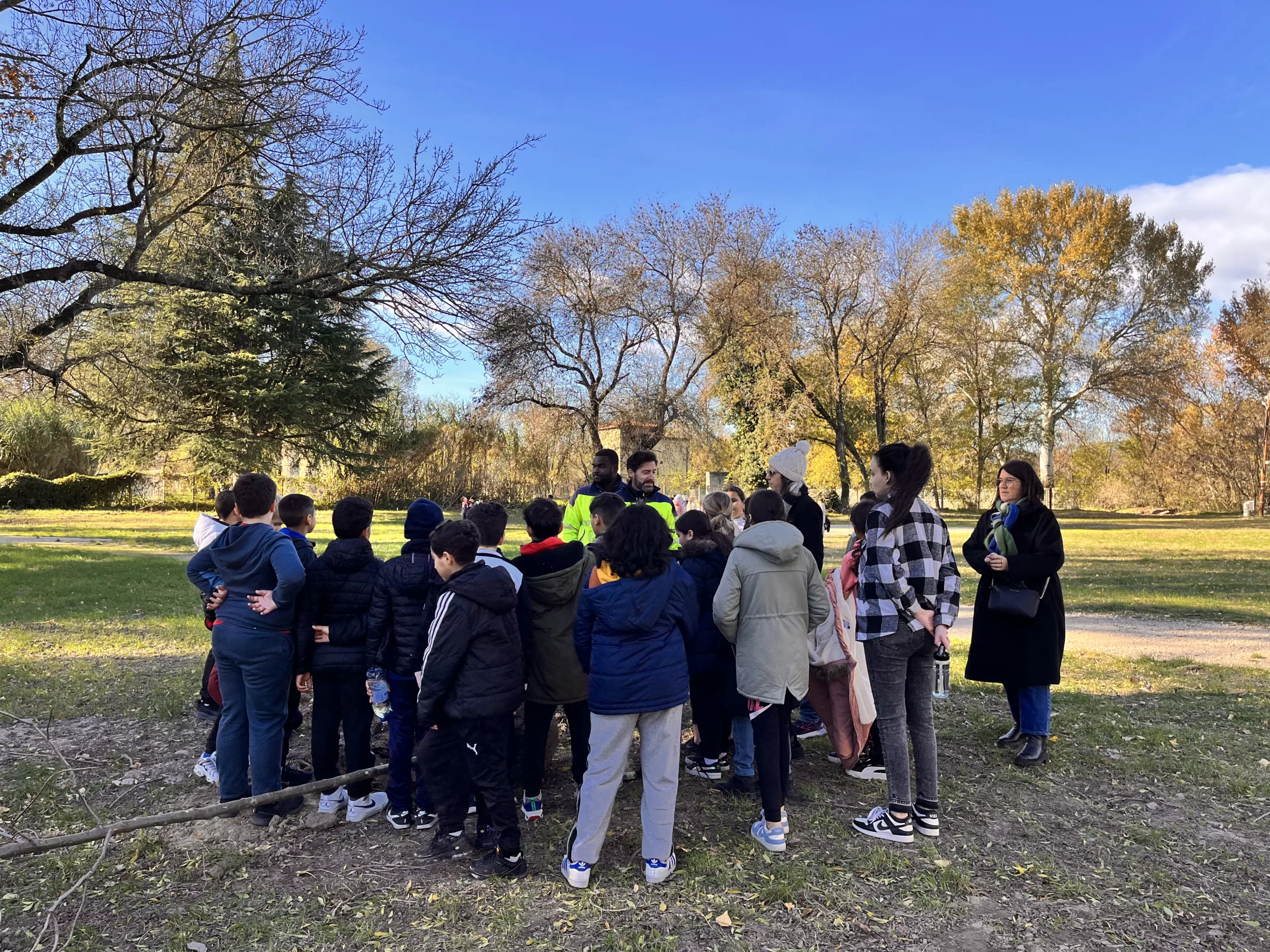 BAGNOLS/CEZE : “Bob” le févier a été planté par les élèves de CM2 de l’école Jules Ferry