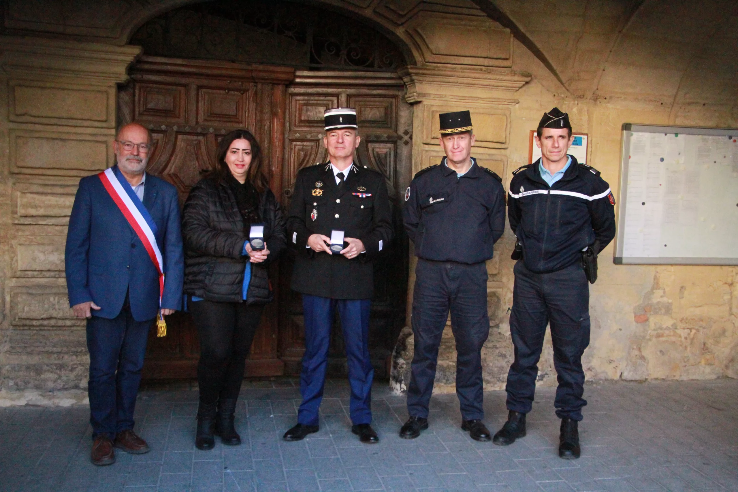 Bagnols-sur-Cèze : Le commandant Second de la Compagnie de Gendarmerie et une commerçante reçoivent la médaille de la ville pour leur intervention durant les émeutes de juillet dernier