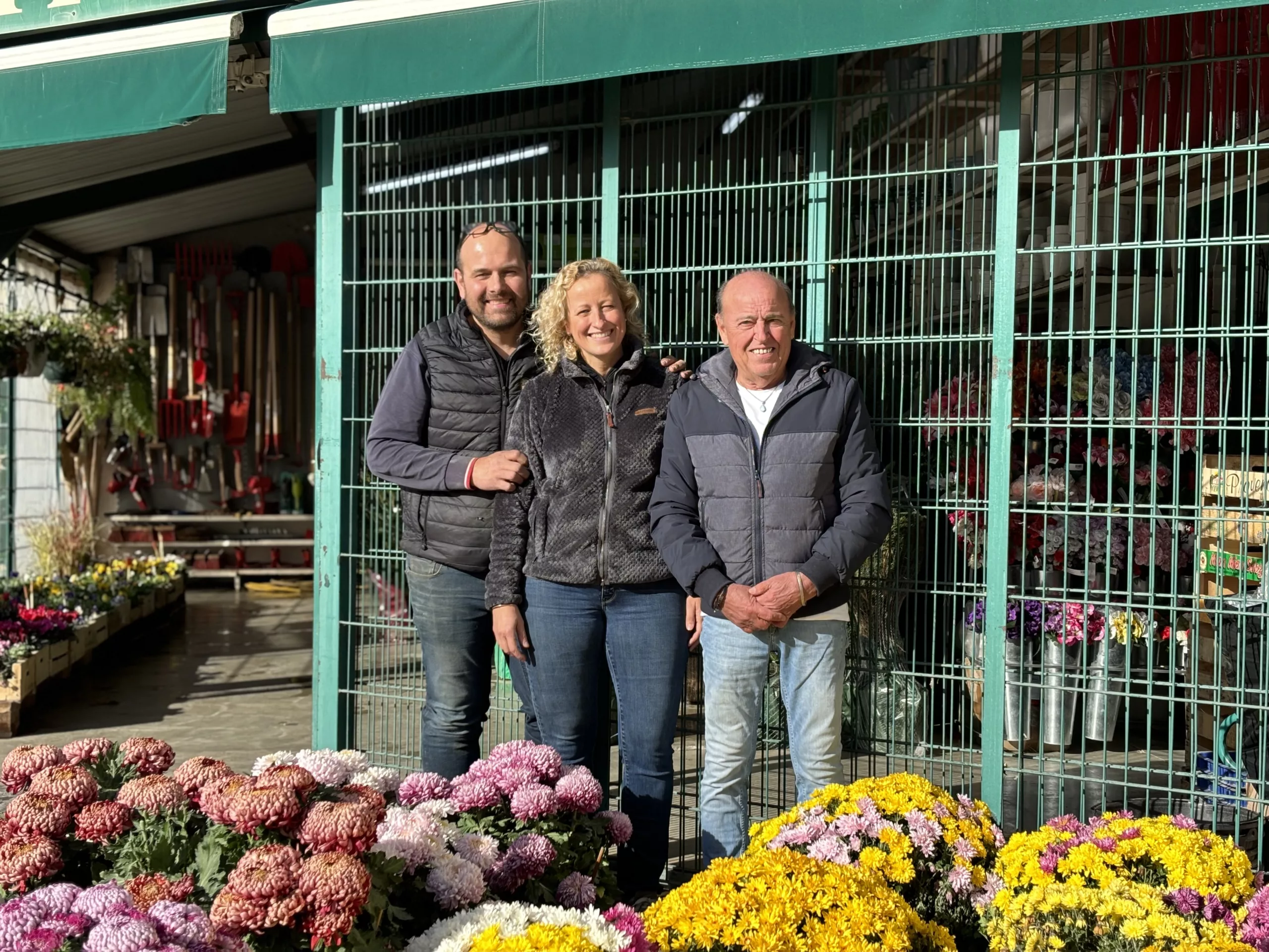 Bagnols-sur-Cèze : la jardinerie Coulange offre ses chrysanthèmes invendus à la Ville afin de fleurir le cimetière