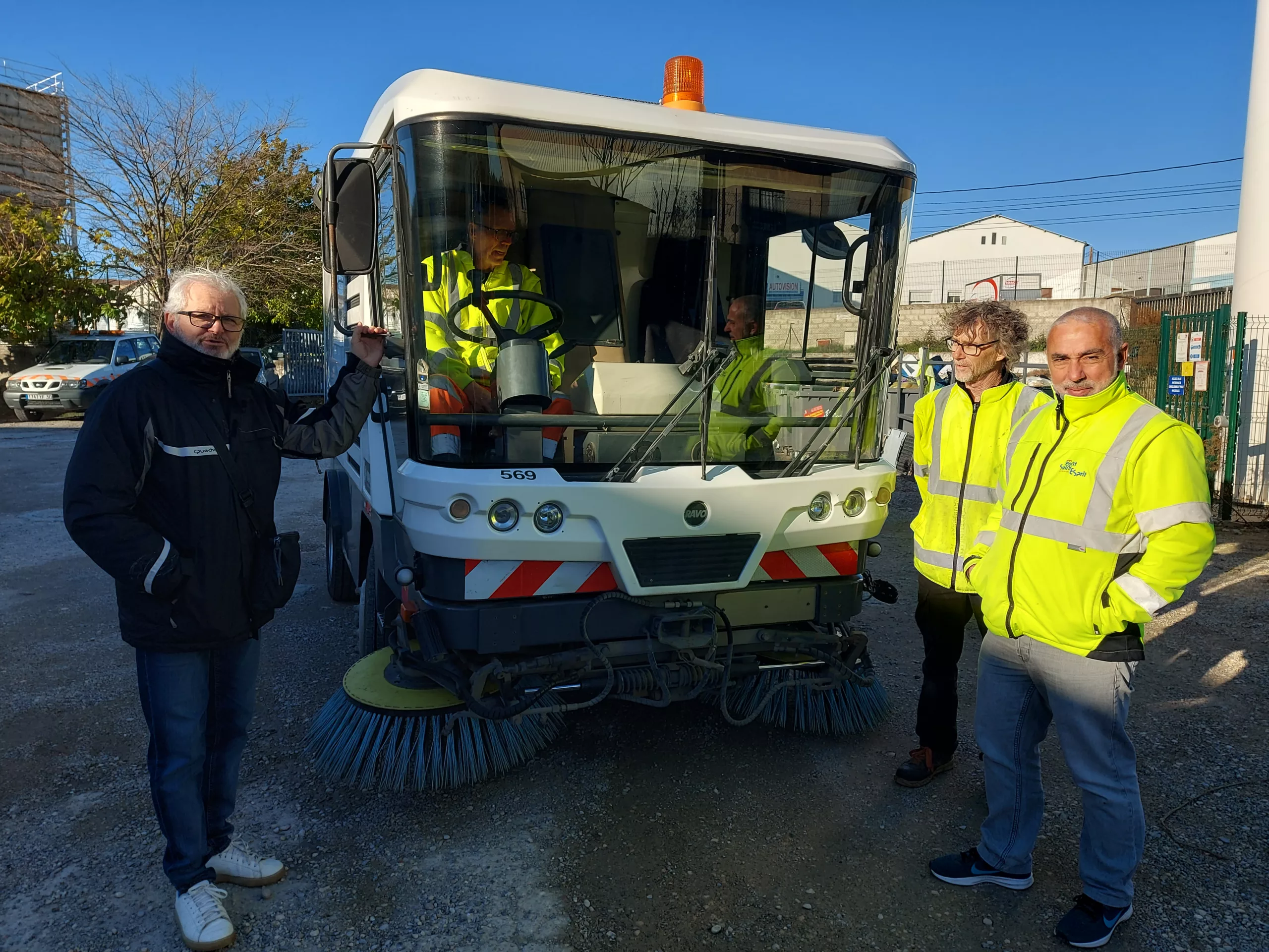 Pont Saint Esprit : la municipalité s’est équipée d’une balayeuse pour un nettoyage intensif de la ville