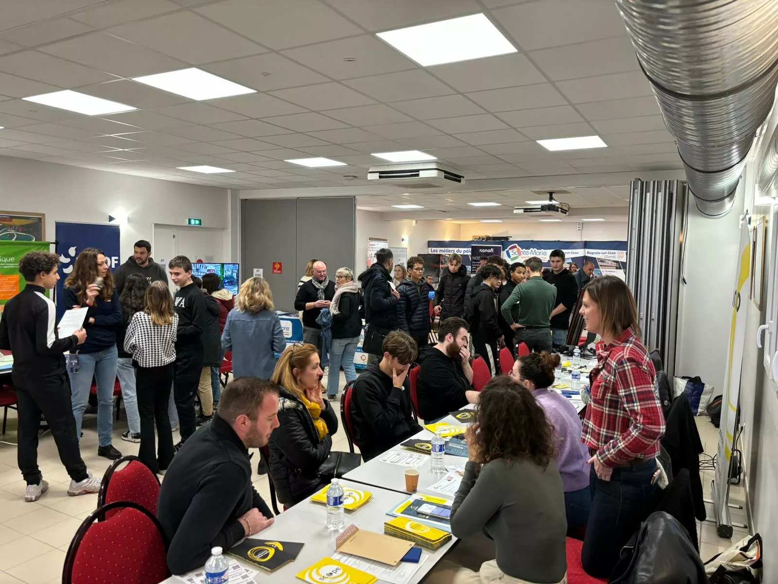 Bagnols : succès pour le premier forum des métiers organisé par le Lycée Sainte-Marie