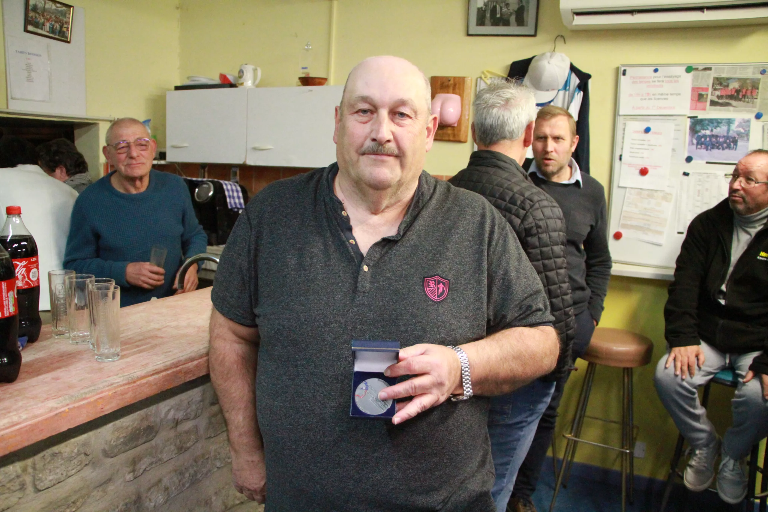 Bagnols-sur-Cèze : Eric Sabatier, fête ses 20 ans à la tête de la Pétanque Atomique Bagnolaise et reçoit la médaille de la ville