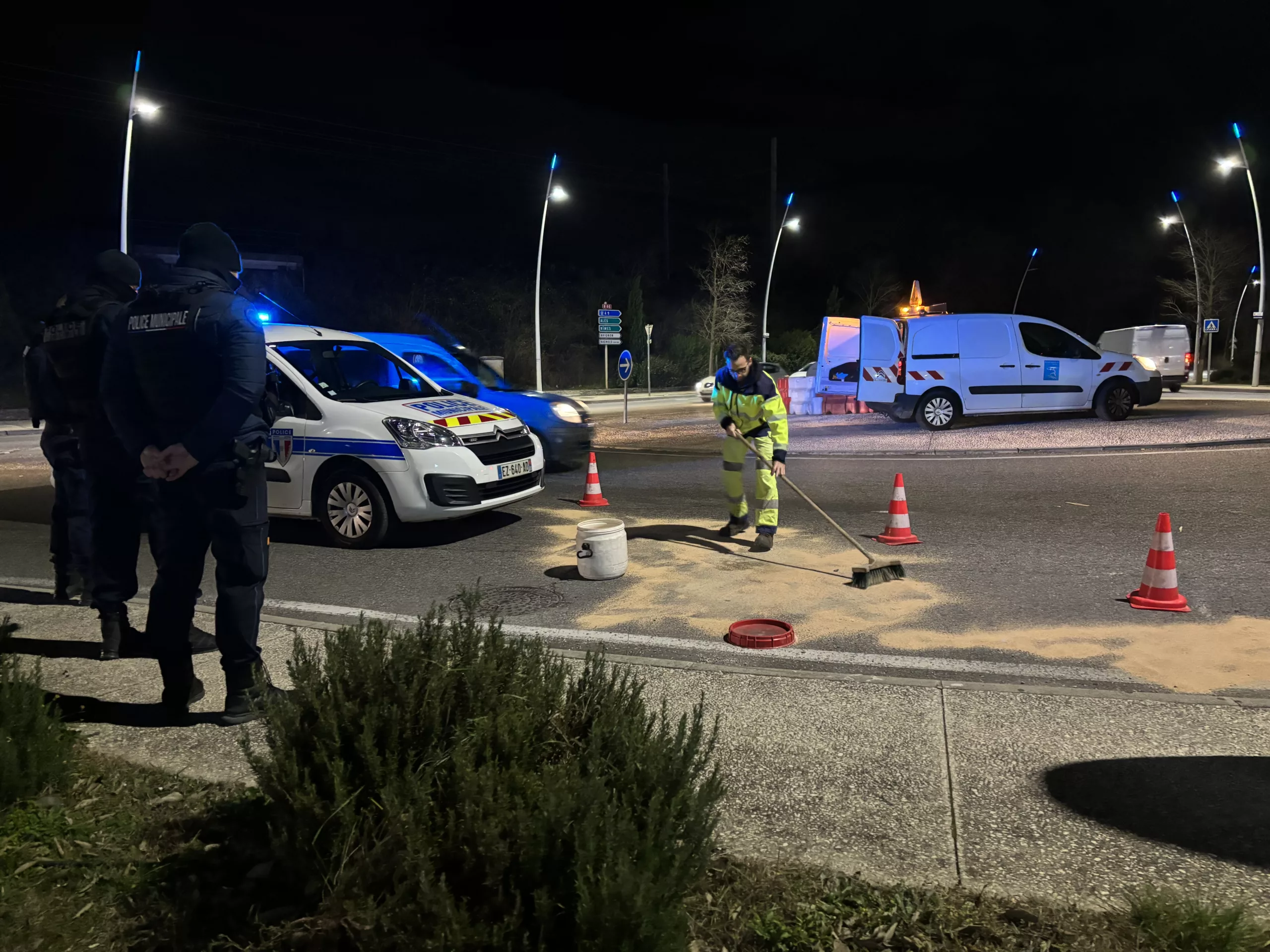 Bagnols-sur-Ceze : Un camion perd son chargement sur le Rond Point de la RN86, la circulation perturbée