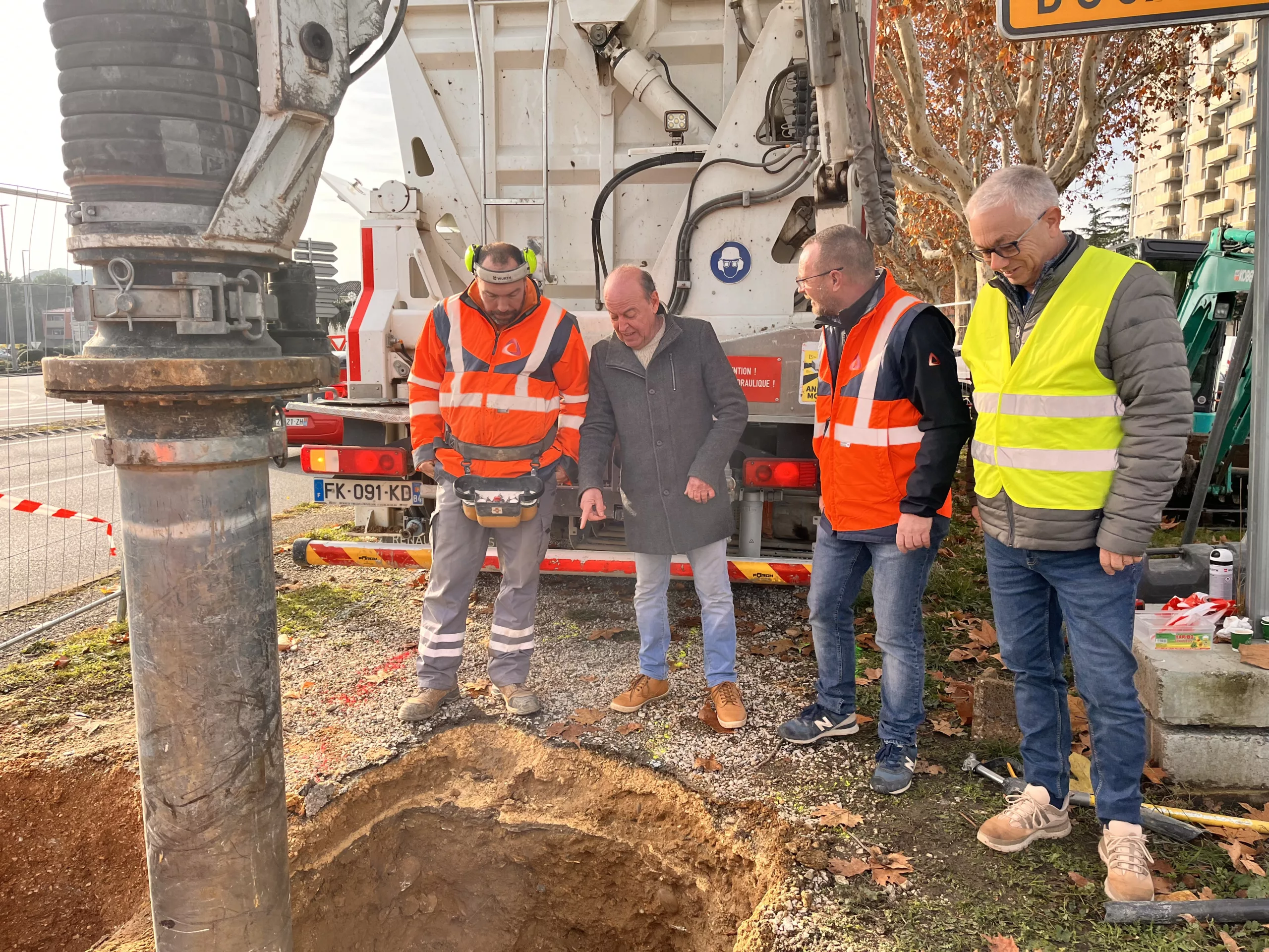 BAGNOLS/CEZE : Avenue de la Mayre, pourquoi un tel engin creuse le sol ?