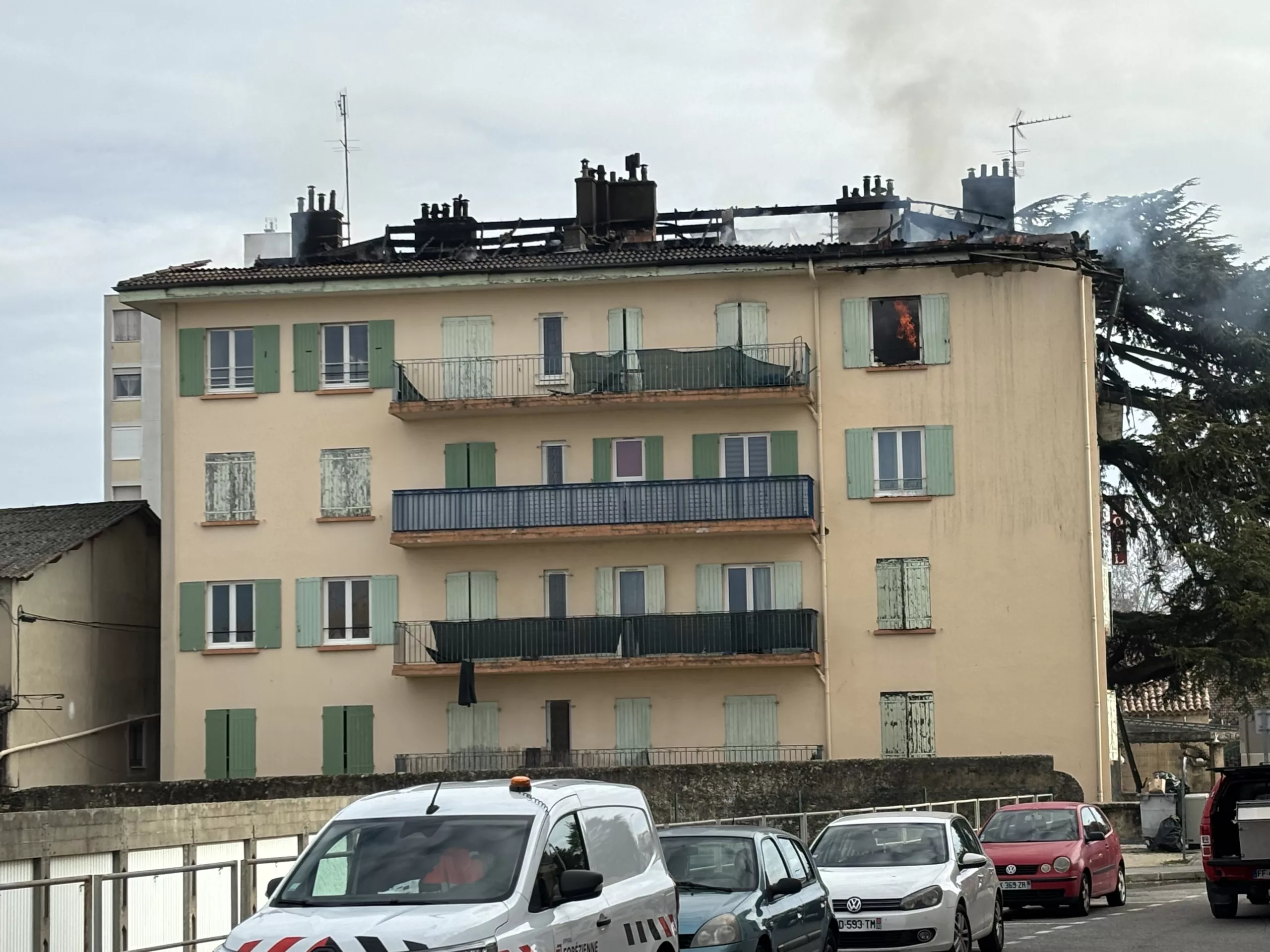 Bagnols sur Cèze : la toiture d’un immeuble ravagé par les flammes