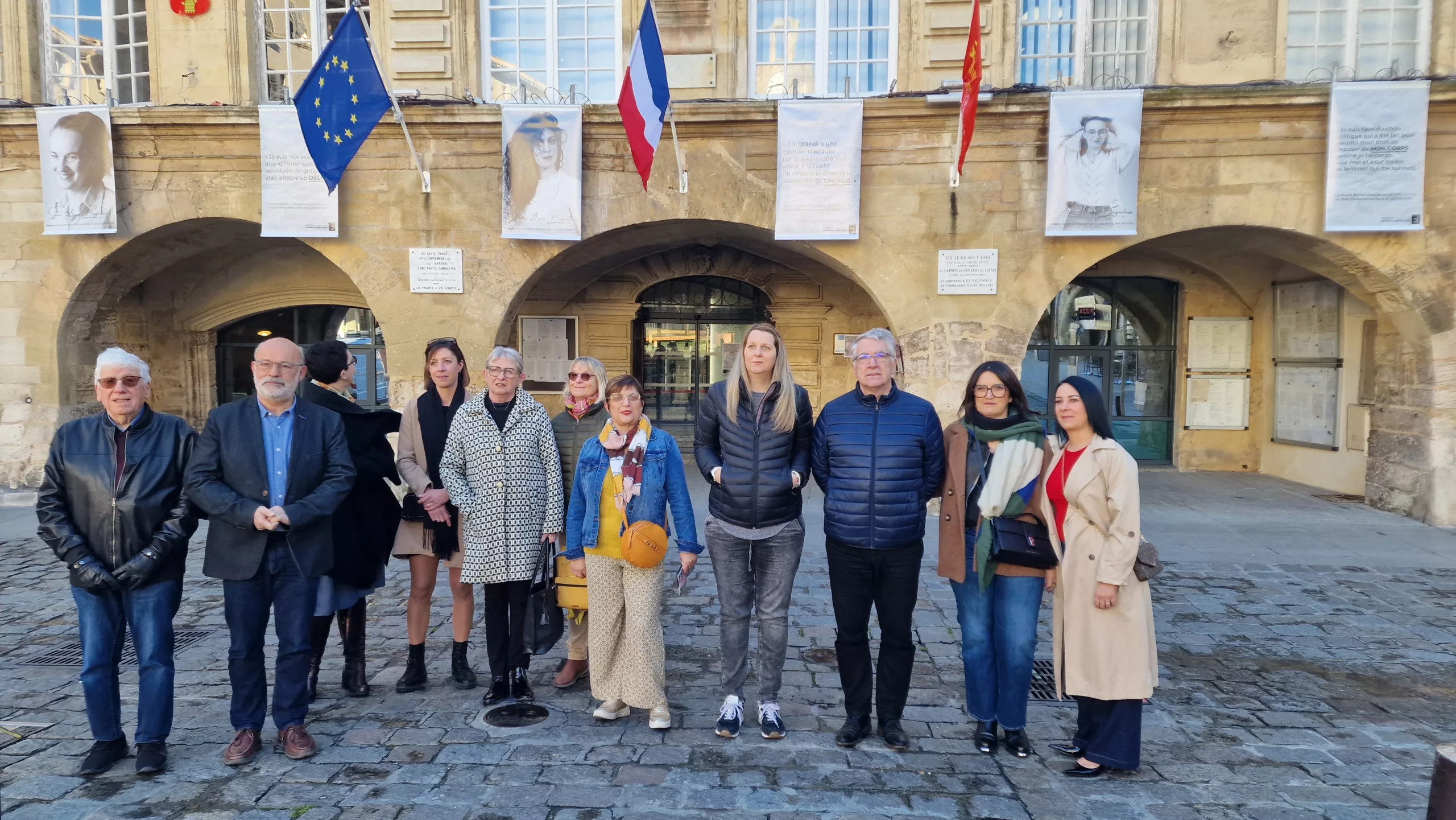 Bagnols-sur-Cèze : au lendemain de la constitutionnalisation de l’IVG, le portrait de 3 femmes affiché sur le fronton de la Mairie