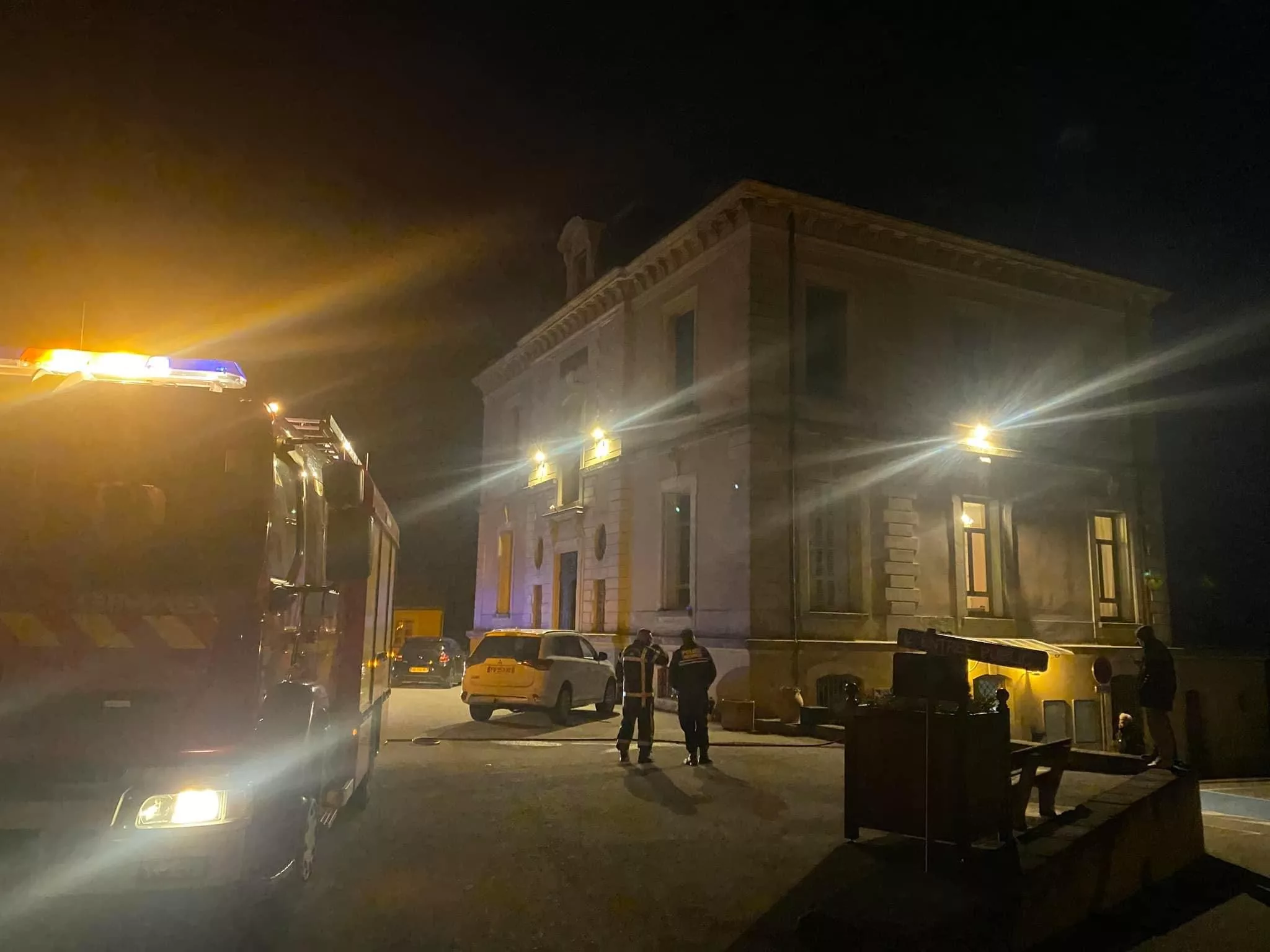 Pont Saint Esprit : La porte de la mairie en feu, les pompiers sauvent le bâtiment