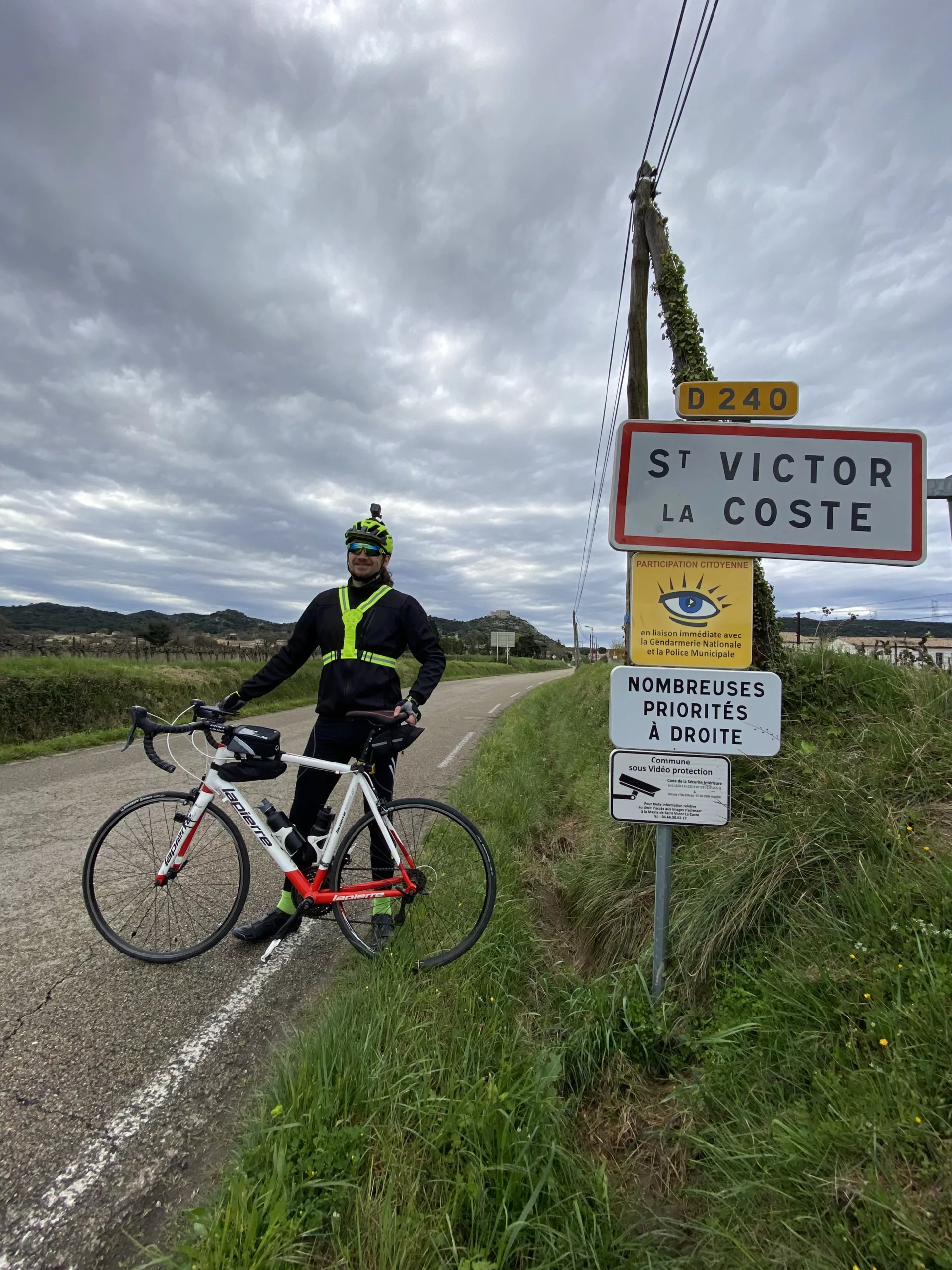 Maxime et Valerian, deux saint victorains rallient Paris au départ de Saint Victor la Coste à vélo sur un coup de tête