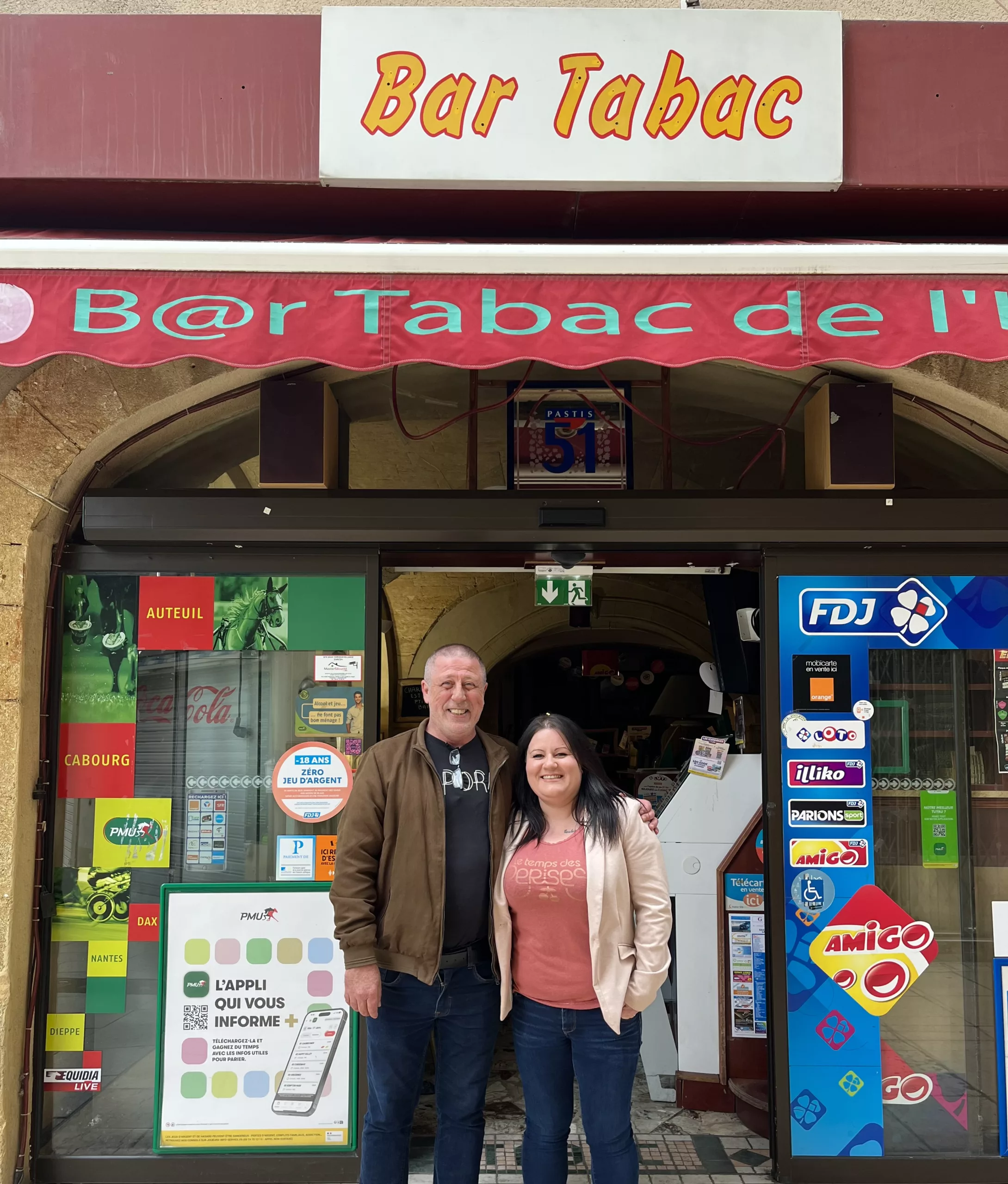 BAGNOLS/CEZE : Charlotte et Régis sont les nouveaux propriétaires du Bar tabac PMU de l’Horloge