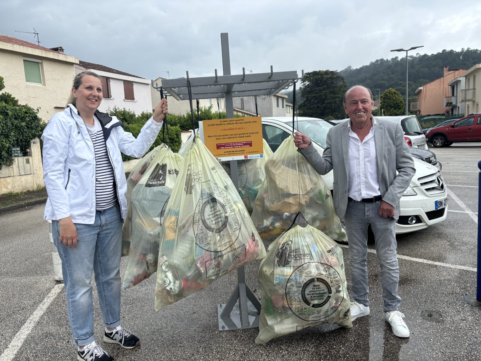 Bagnols-sur-Ceze : un arbre à sacs jaunes déployé de manière expérimentale 