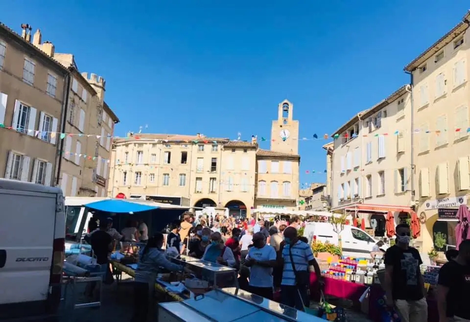 Législatives 2024 : A 11 jours du 1er tour des élections législatives, les candidats en campagne sur le marché de Bagnols-sur-Cèze