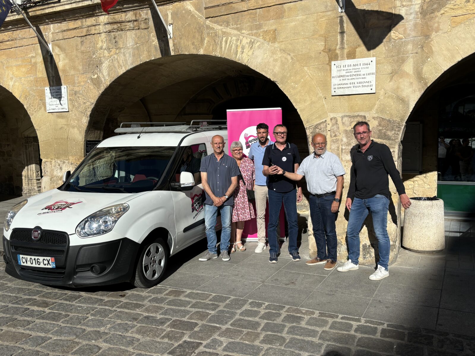 Bagnols-sur-Cèze : la municipalité et la concession Peugeot Pailhon offrent un véhicule aux Restos du Coeur