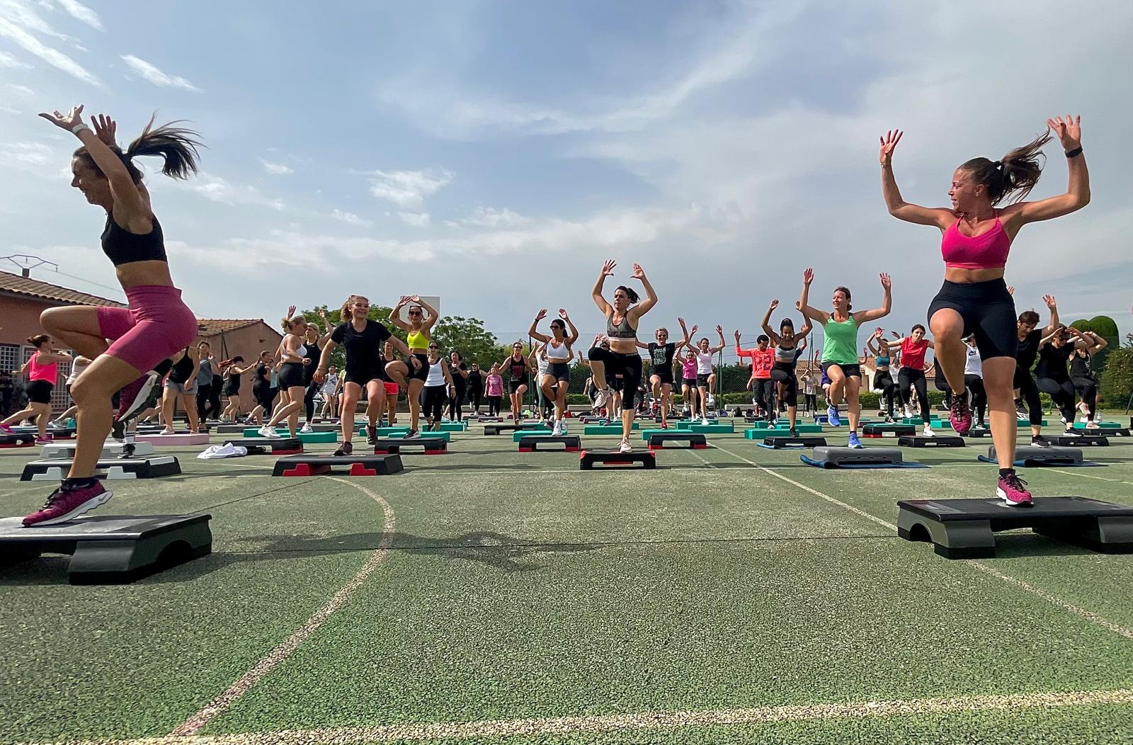 Tresques en ébullition lors de la Masterclass de fitness géante de Cindy et Manue