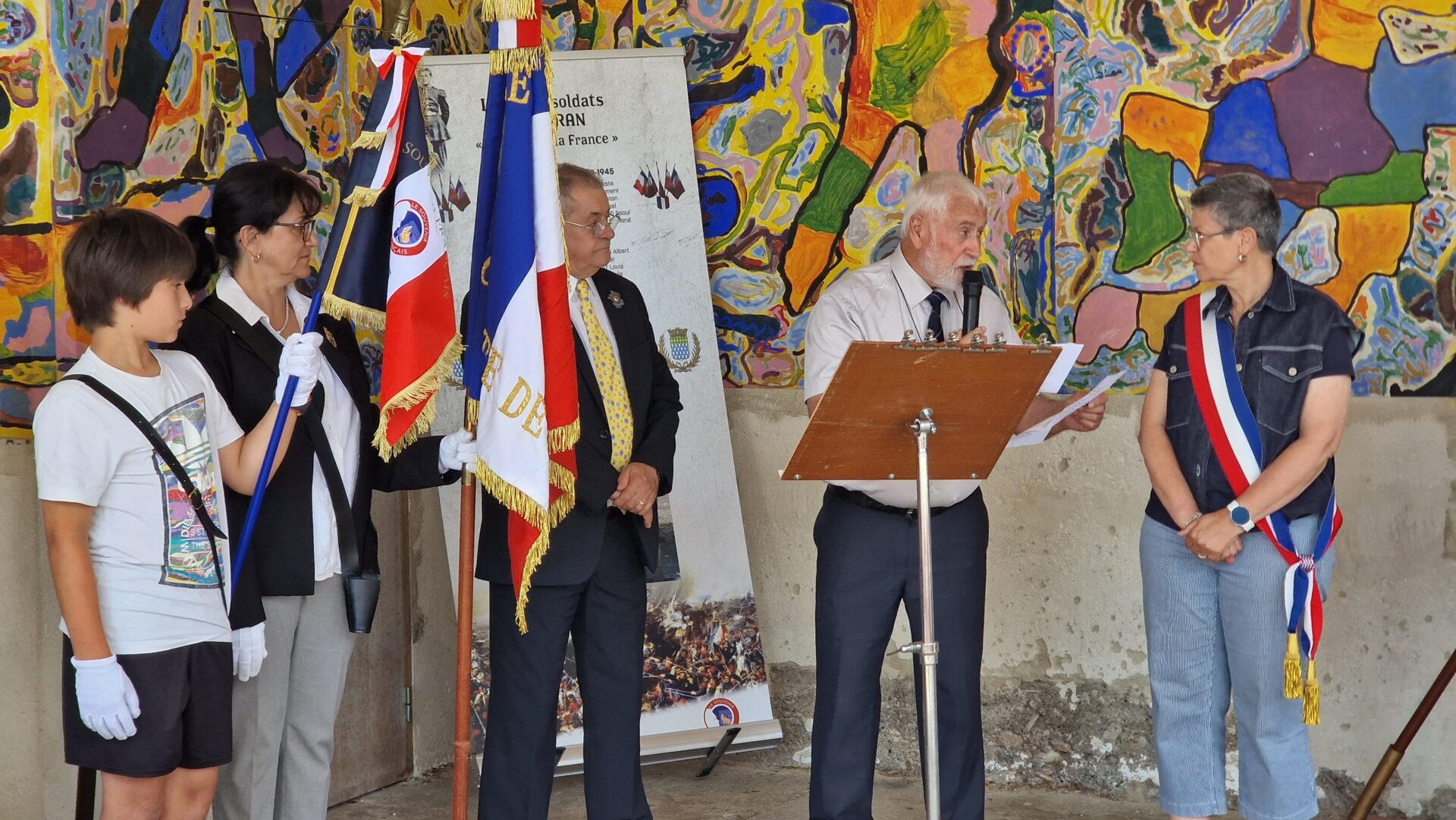 Sabran : le Souvenir Français a remis un drapeau tricolore à l’école communale de Sabran