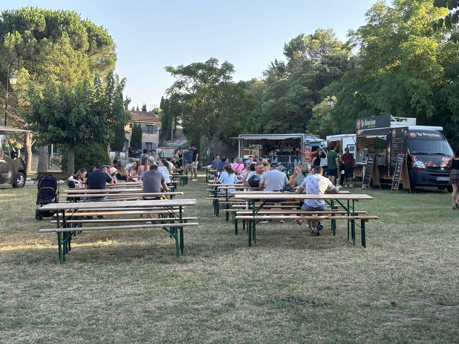 Saint-Laurent-des-Arbres : nouvelle formule réussie pour les Food-Trucks du dimanche