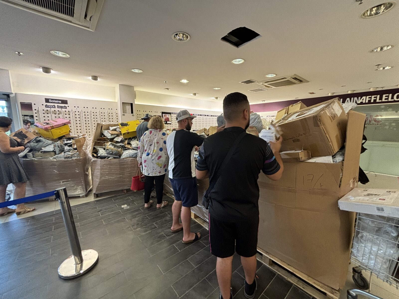 Bagnols-sur-Cèze : la mode du colis mystère s’installe dans la galerie marchande de chez Carrefour, on l’a testé pour vous !