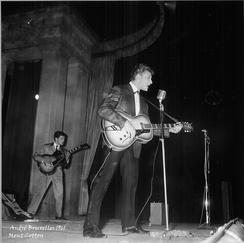 Bagnols-sur-Cèze – Ils sont venus au Mont Cotton : Johnny Hallyday l’idole des jeunes met le feu au Mont Cotton