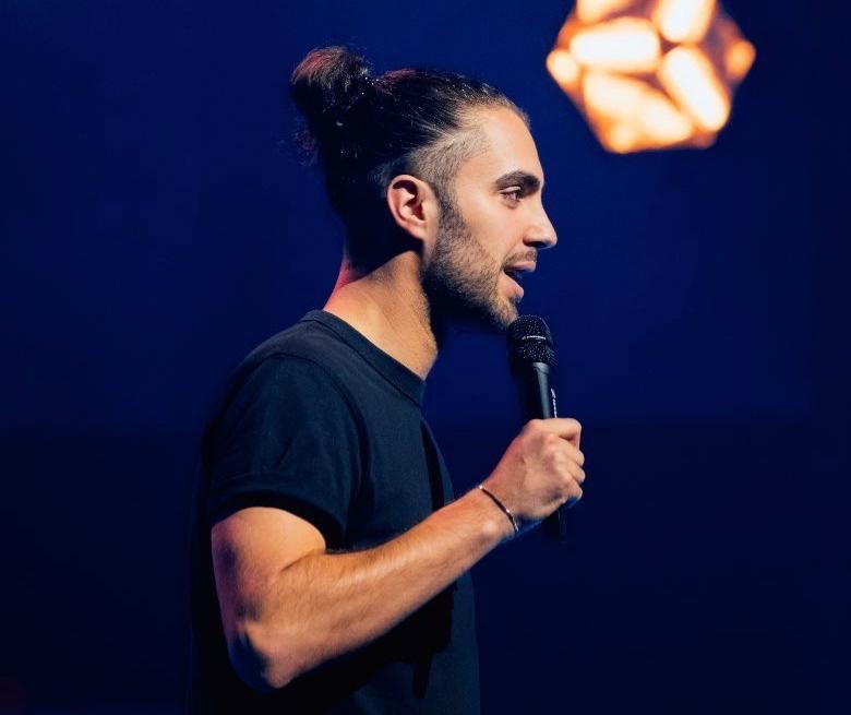 Hugo Pêcheur, portrait d’un humoriste bagnolais qui réussit !