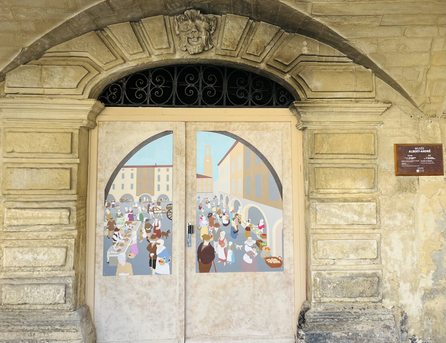 Bagnols-sur-Cèze : la porte temporaire de la mairie embellie d’une fresque, œuvre d’artistes locaux