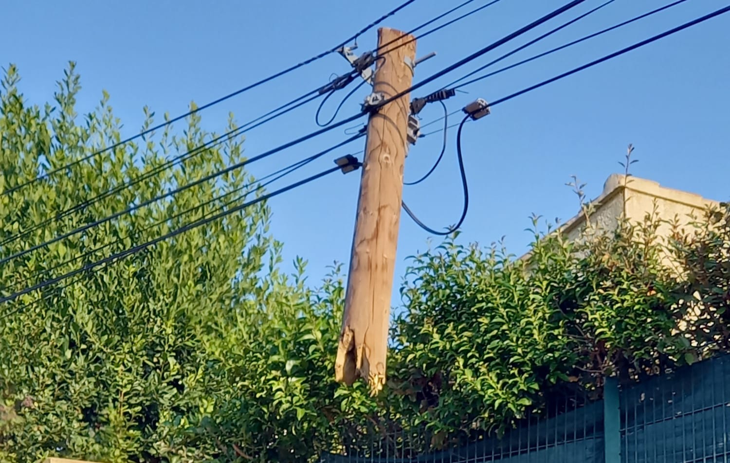 Pont-Saint-Esprit : un poteau téléphonique d’Orange endommagé et une communication compliquée