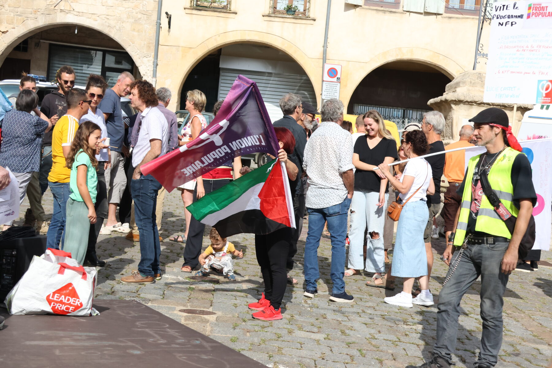 L’union de la gauche entend « surfer sur la dynamique des législatives », 60 personnes présentes pour la première manifestation