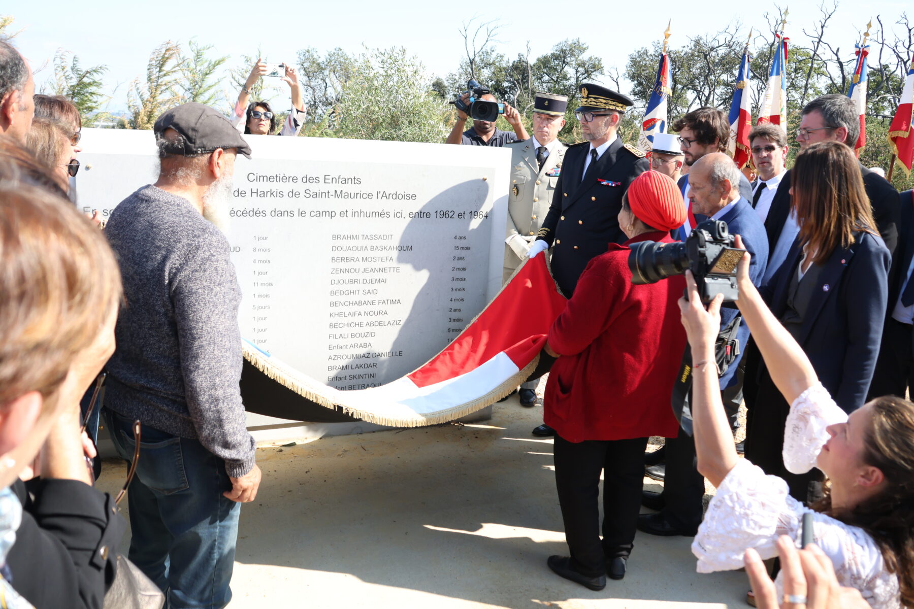 Laudun l’Ardoise : une stèle dévoilée au cimetière du camp de Saint-Maurice, en hommage aux 31 enfants harkis retrouvés enterrés sur place