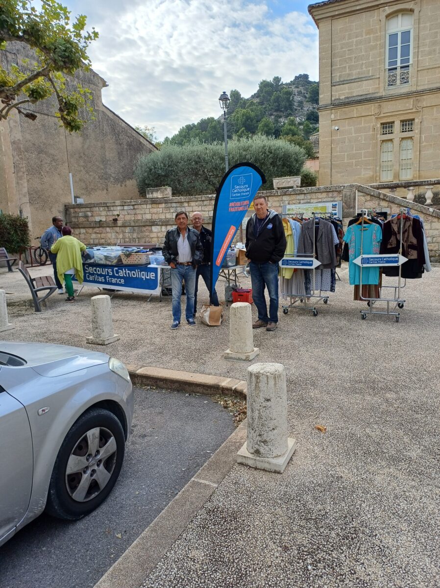 La Boutique Fraternelle Itinérante du Secours Catholique continue de partir à la rencontre des habitants du Gard rhodanien !