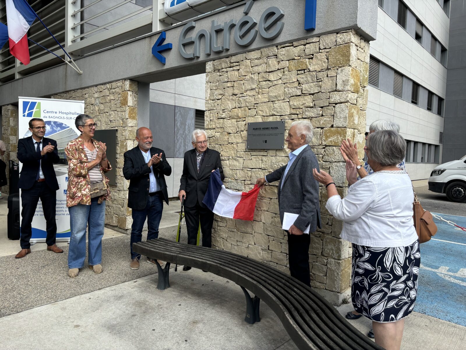 Bagnols-sur-Cèze : le parvis Henri Pujol, du centre hospitalier inauguré en présence du professeur en cancérologie reconnu de tous