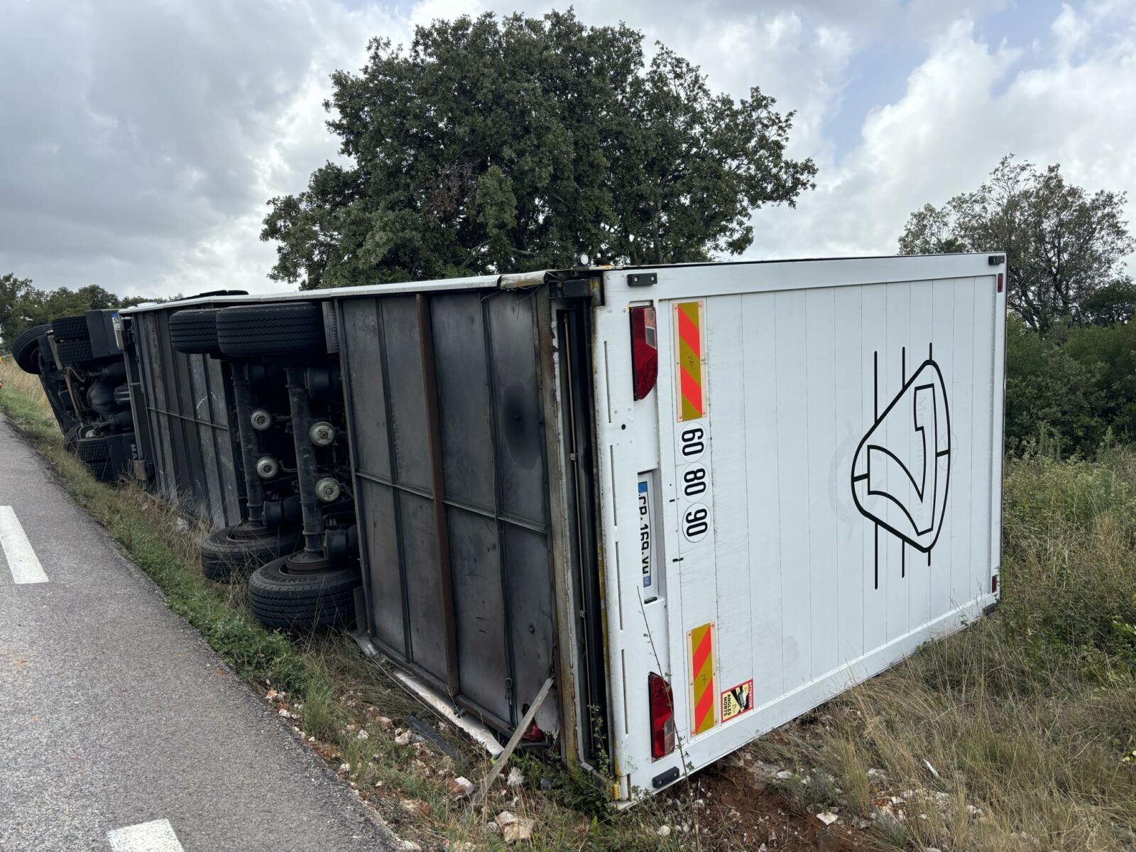 La RD6 en partie coupée à la circulation suite à la sortie de route d’un camion transportant des voitures de course