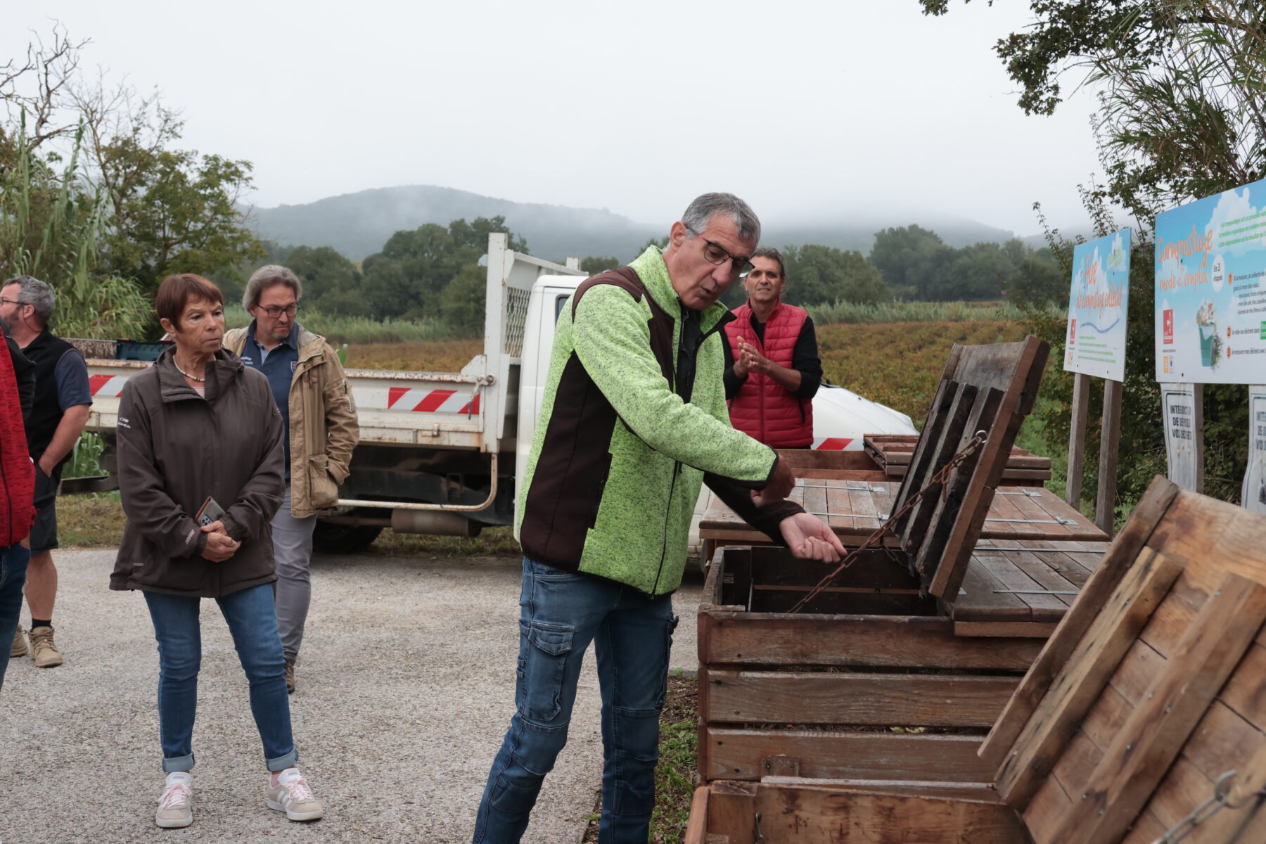 Gard rhodanien: les bénévoles en charge des composteurs collectifs, en visite au centre de tri de Valréna à Nîmes