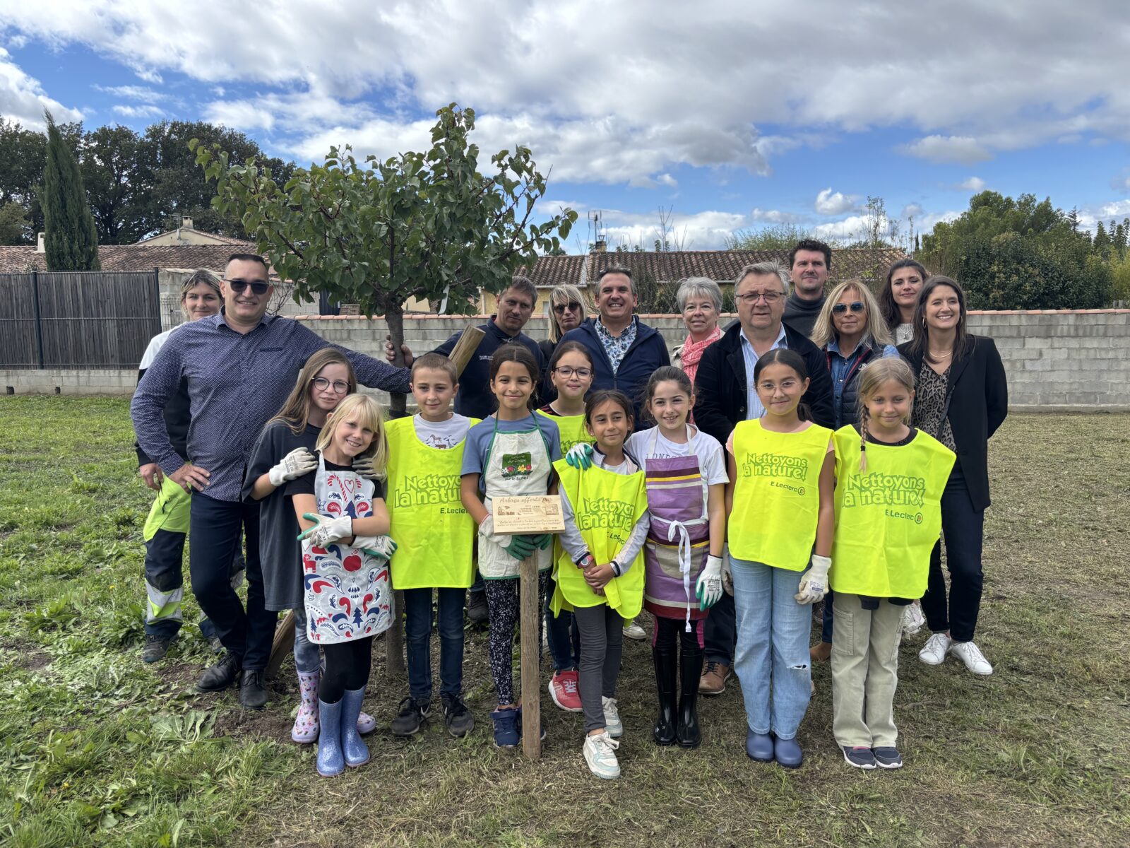 Saint Genies de Comolas : la mairie, l’association Grisbi et l’agglomération du Gard rhodanien main dans la main pour offrir un espace arboré pédagogique aux élèves du village