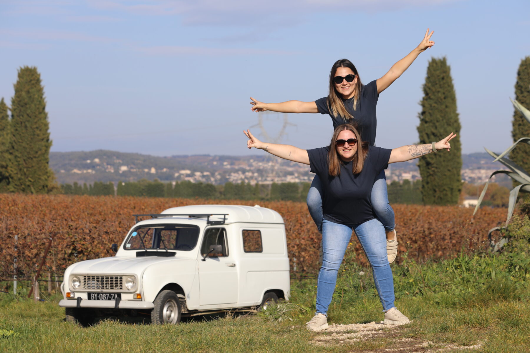 Territoire : à bord de leur 4L DI FIRE, Anaïs et Sarah partent à la conquête du désert, direction le 4L Trophy 2025 !