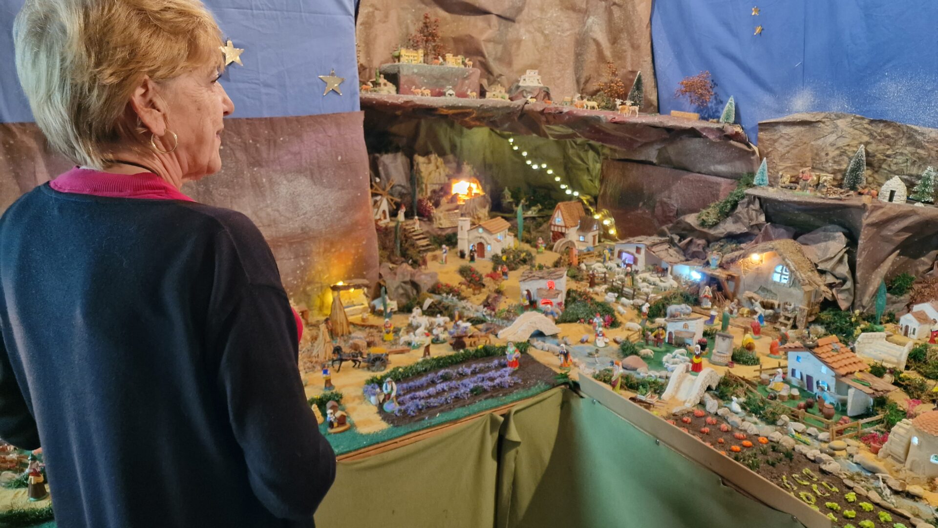 Bagnols-sur-Cèze : l’enchantement de Noël s’invite sur la place Puech avec la crèche d’Annie Bosch