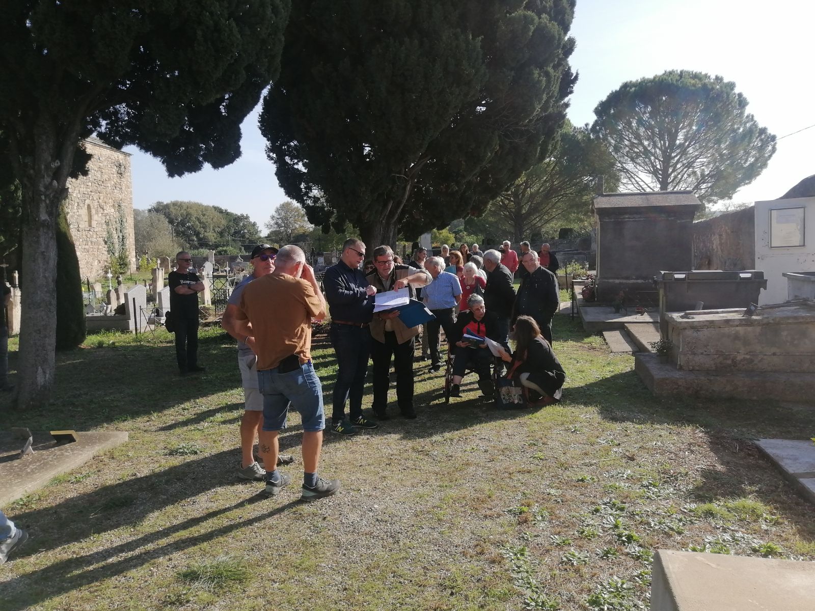 Réunion publique au cimetière de Laudun-L’Ardoise : controverse entre préservation de la mémoire et gestion des places du cimetière 