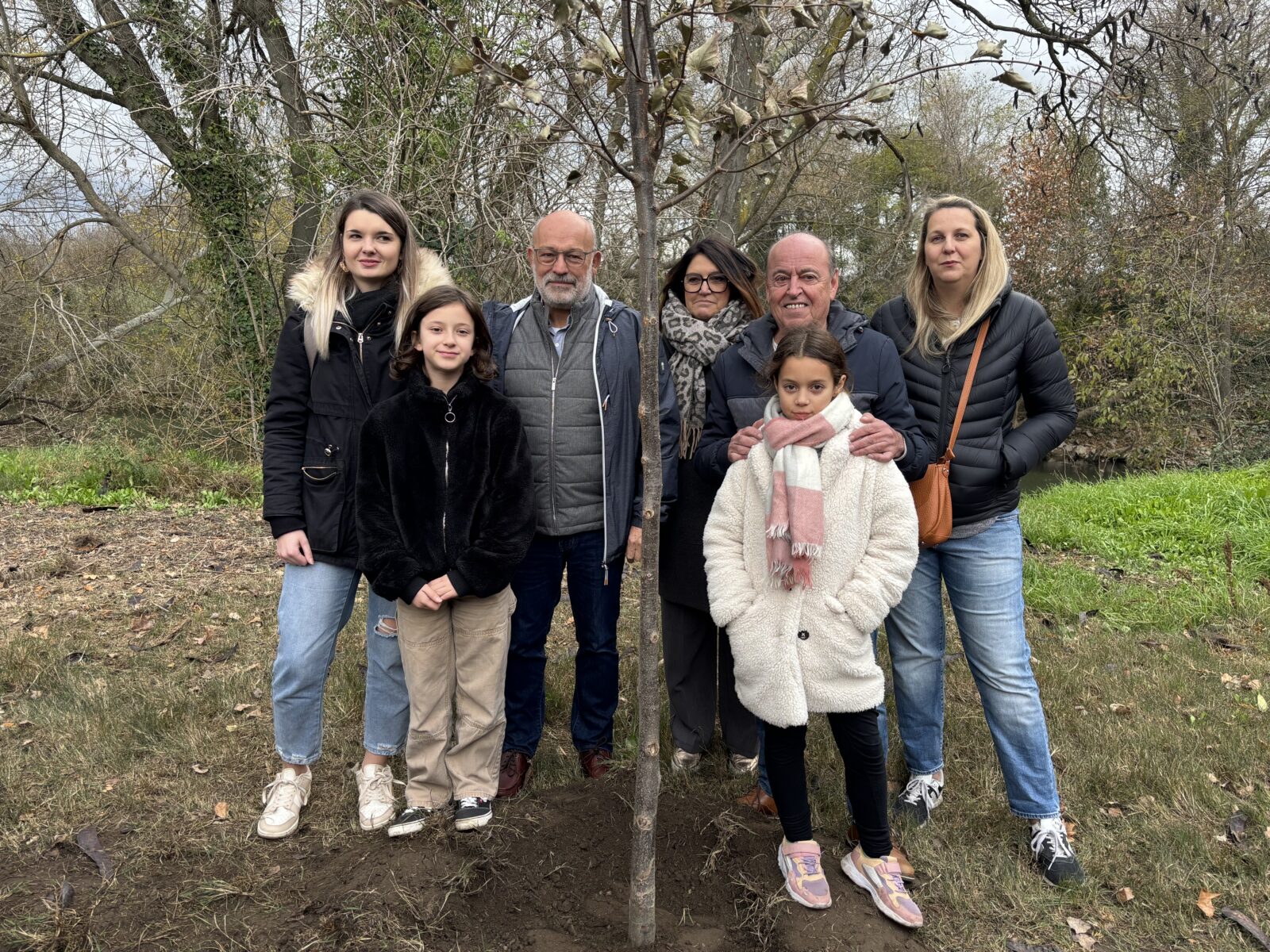 Bagnols-sur-Cèze : douze arbres plantés par les élèves de CM2 des écoles de la ville au Parc Rimbaud